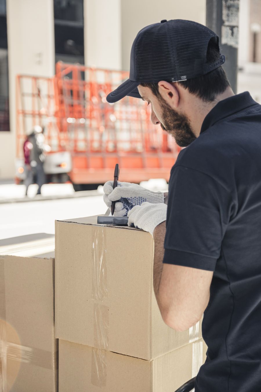 Mensajero preparando cajas para despacho