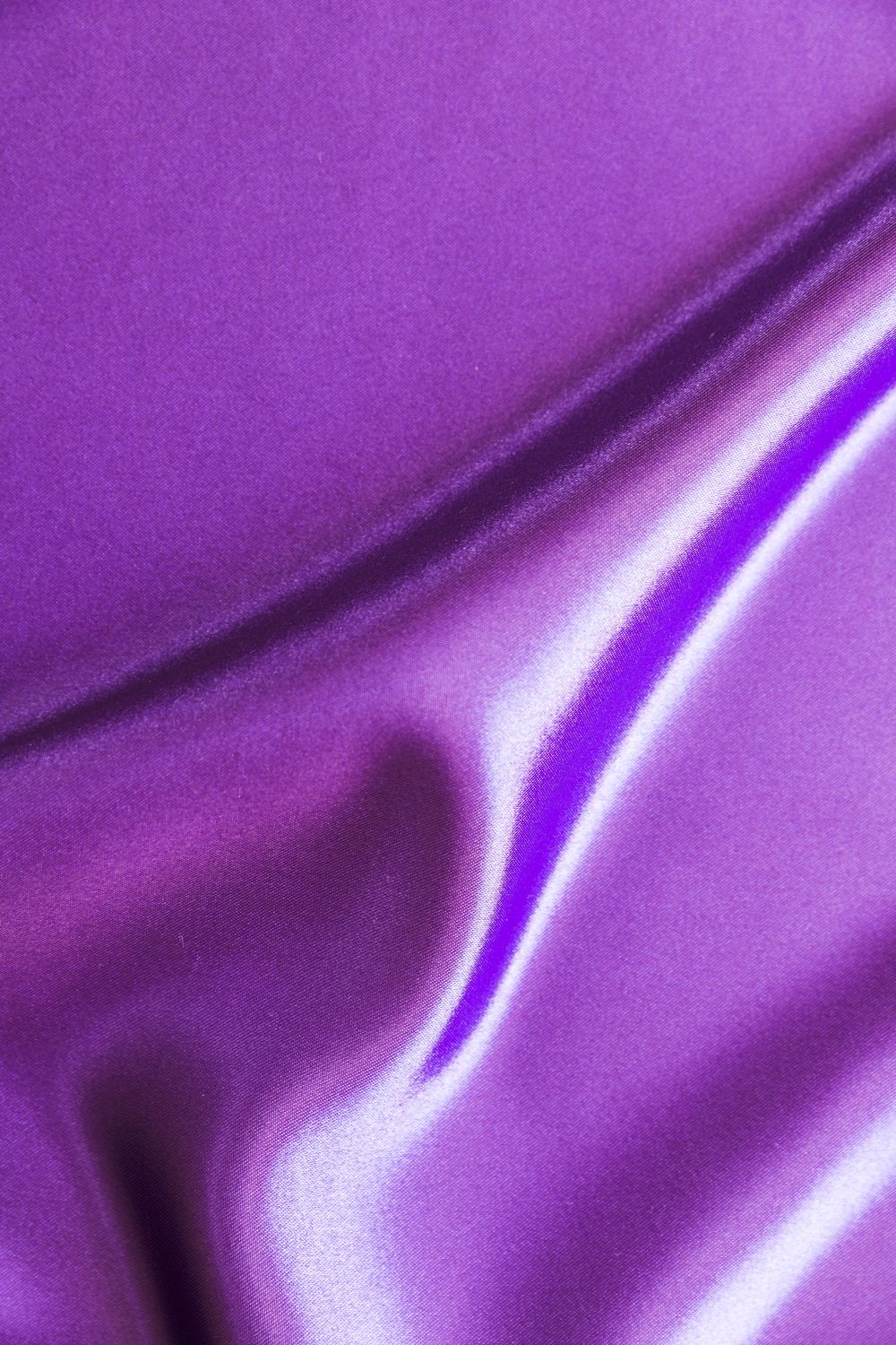 Detalle de tela de satín morado