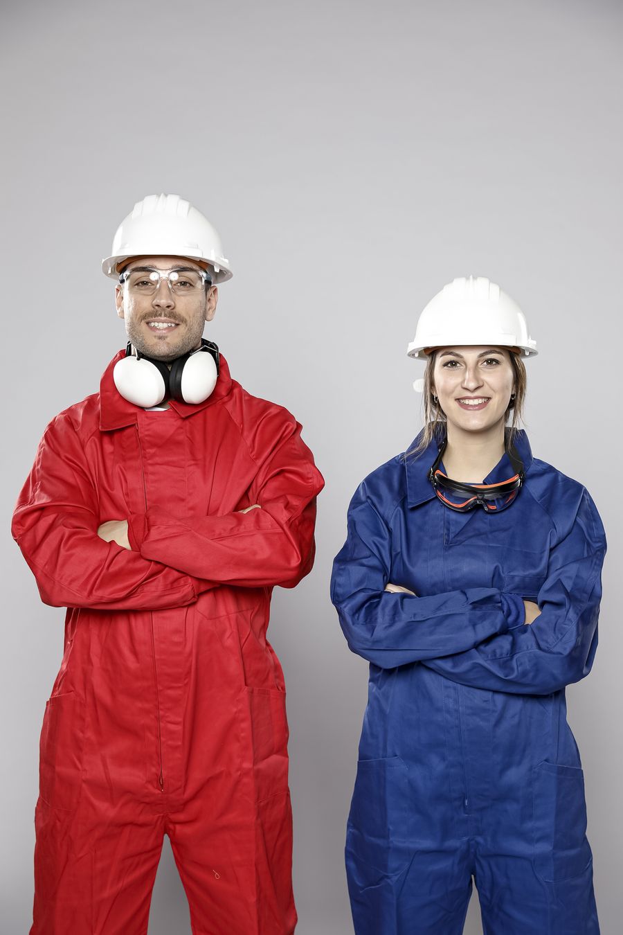 Trabajadores con overoles de dotación